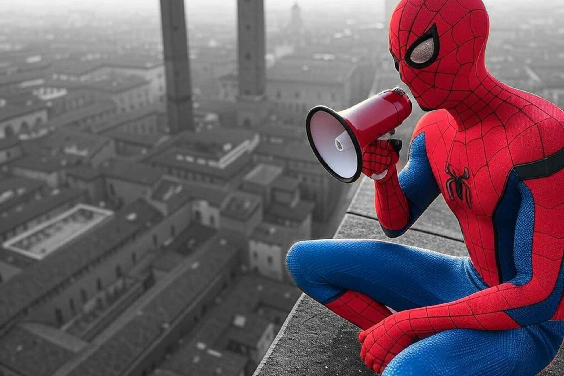 Spider-Man con megafono sui tetti di Bologna, simbolo narrativo del blog immobiliare DESIDERATAdomus.