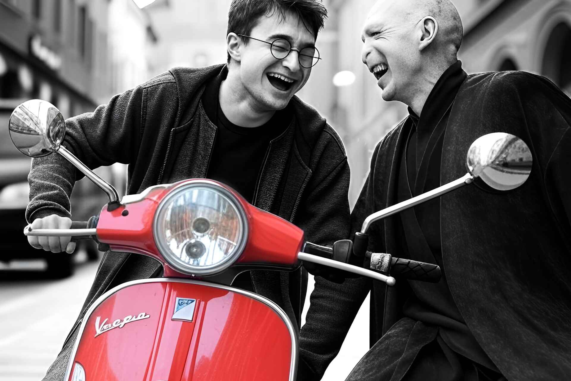 Due uomini sorridenti su una Vespa rossa, richiamo contro-iconico allo stile di Voldemort e Harry Potter, simbolo di collaborazione e condivisione nel settore immobiliare a Bologna.